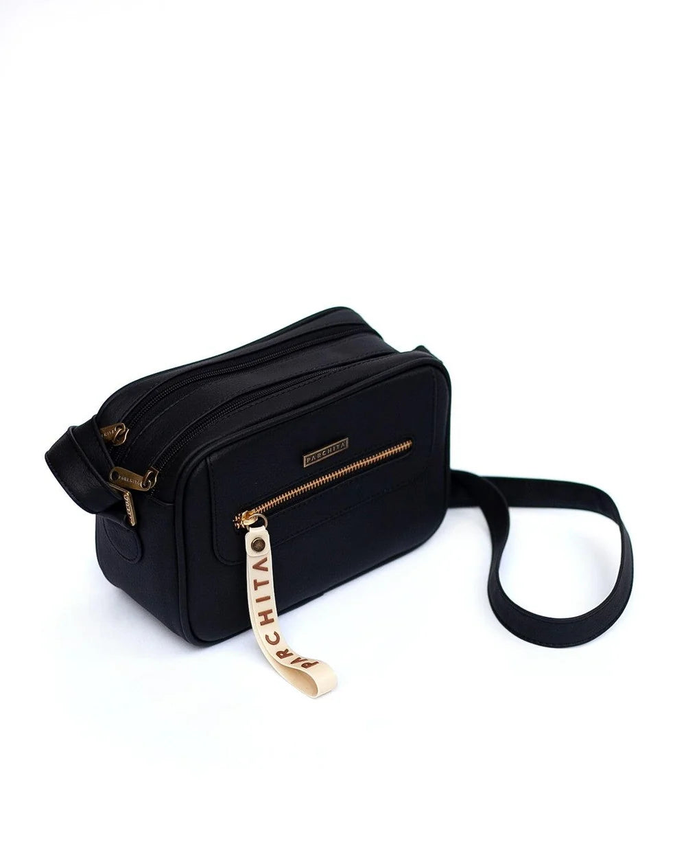 Bandolera Shitake Negro - vista lateral con correa negra