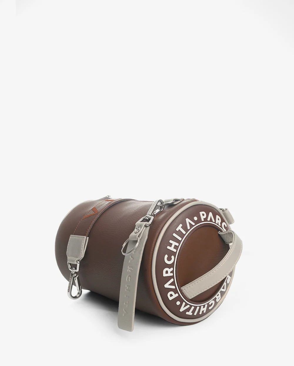 Bandolera Cirilo Marron Parchita - vista frontal con logo circular