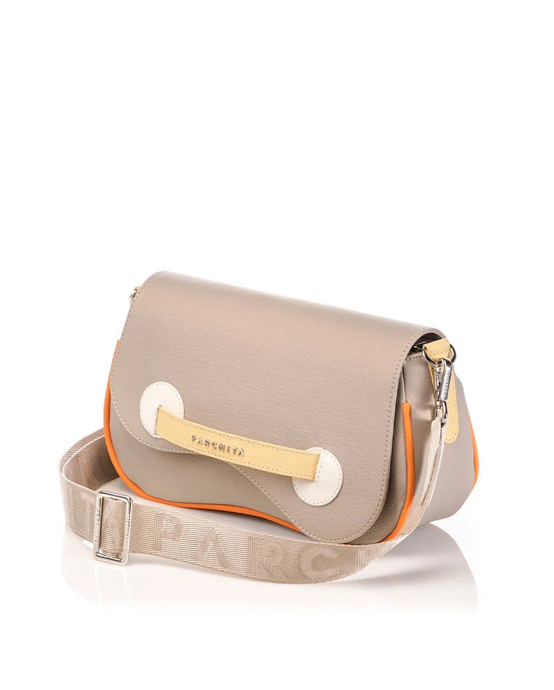 Cartera Petra Champaña - vista lateral con correa