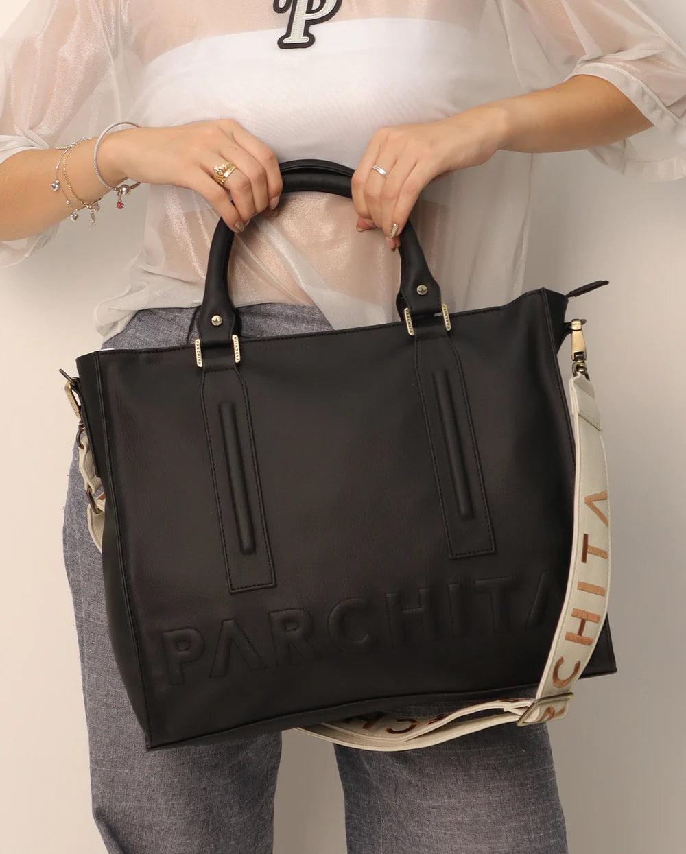 Shopping Emilio Negro - modelo con bolso al hombro y correa PARCHITA ivory