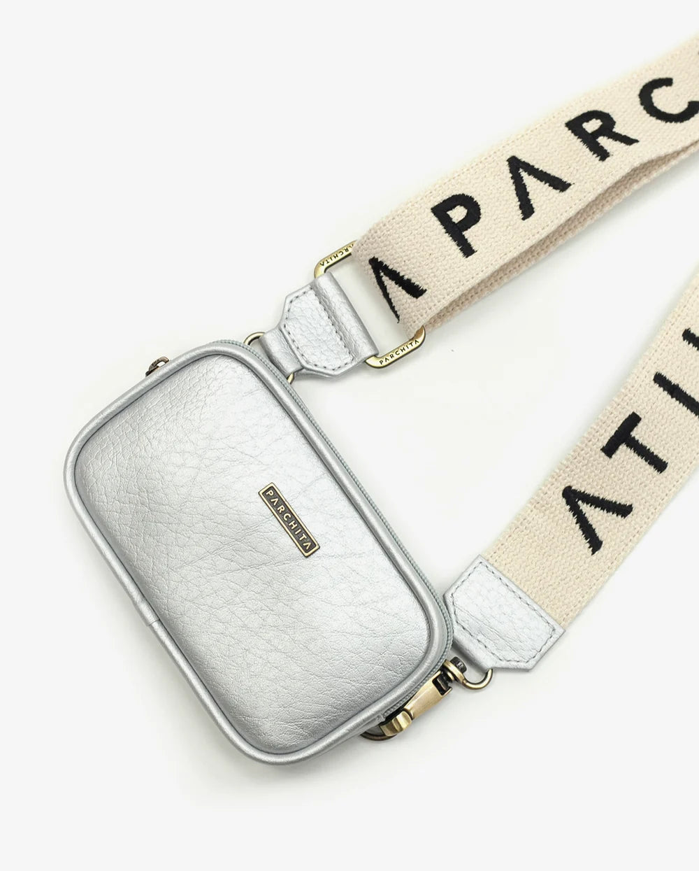 Funny Pack Marsella Plata - vista detalle con correa PARCHITA en negro y herrajes dorados