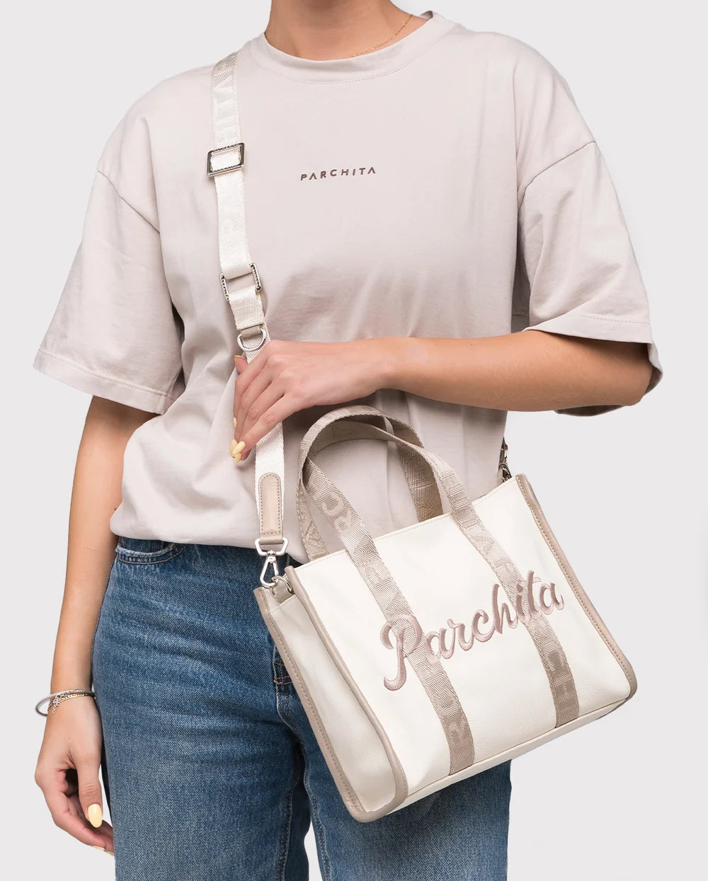 Mini Shopping Julia Ivory x Champaña - modelo con bolso al hombro