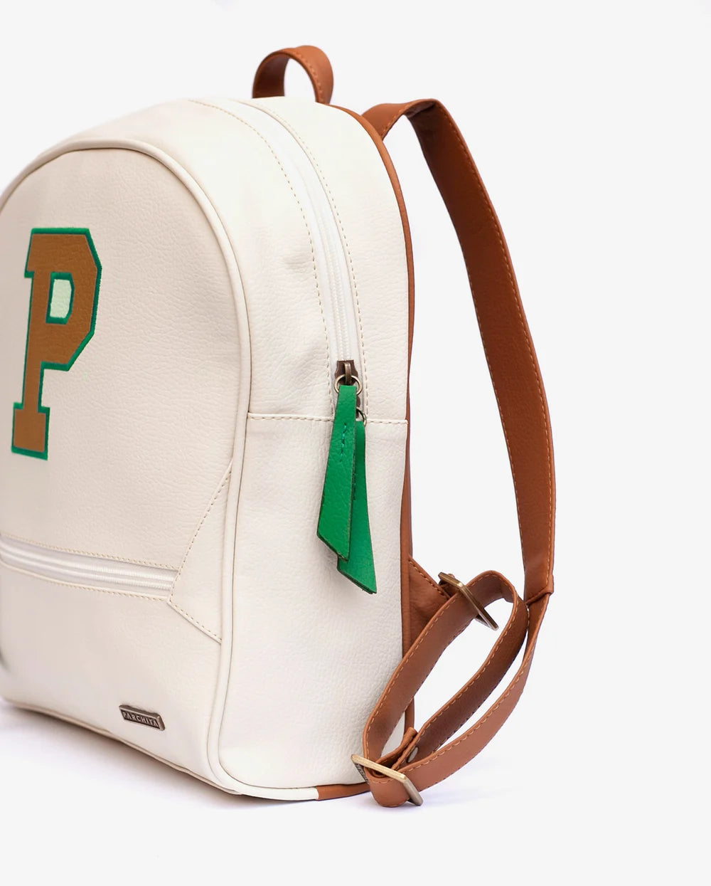 Morral P Beige - vista lateral con correas en miel y colgante verde
