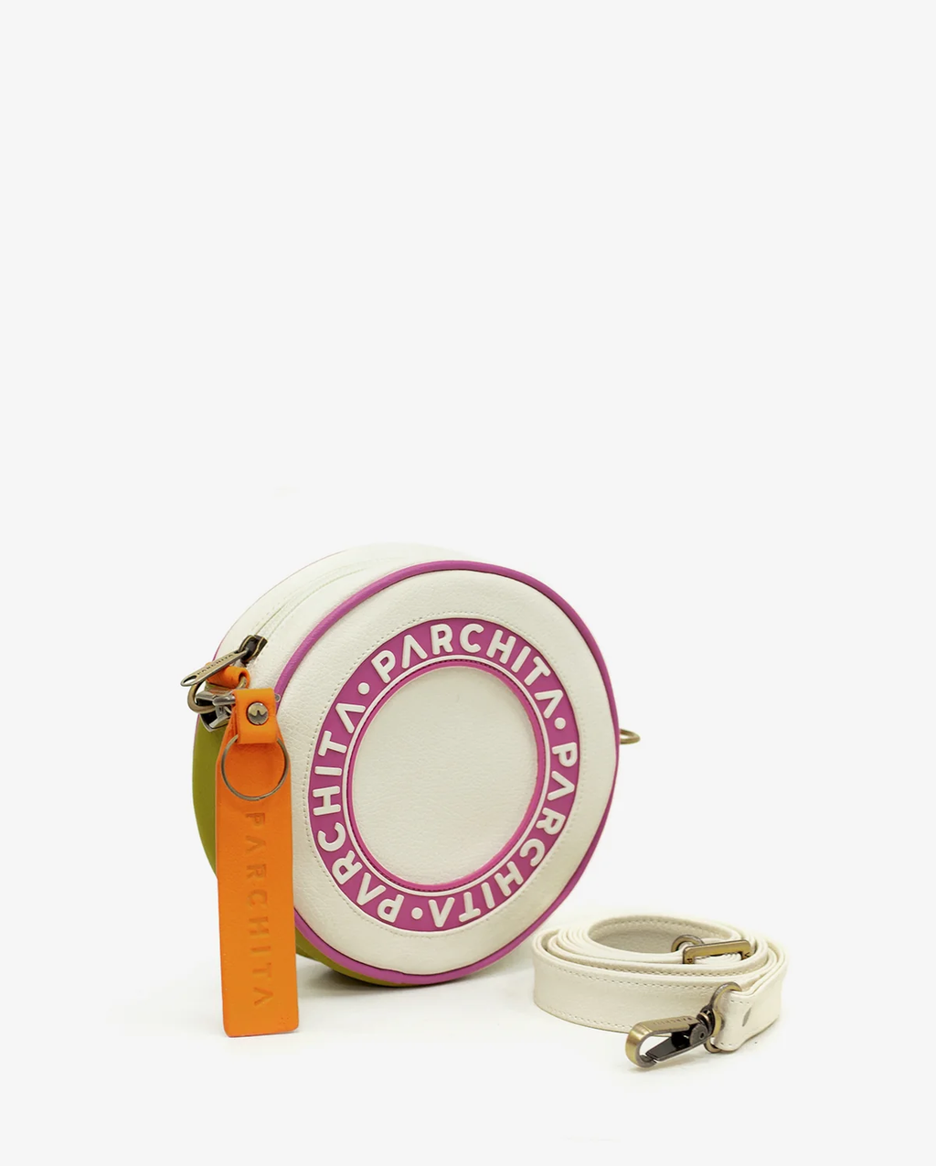 Bandolera Disco Ivory x Fucsia - vista lateral con correa ivory y colgante PARCHITA naranja
