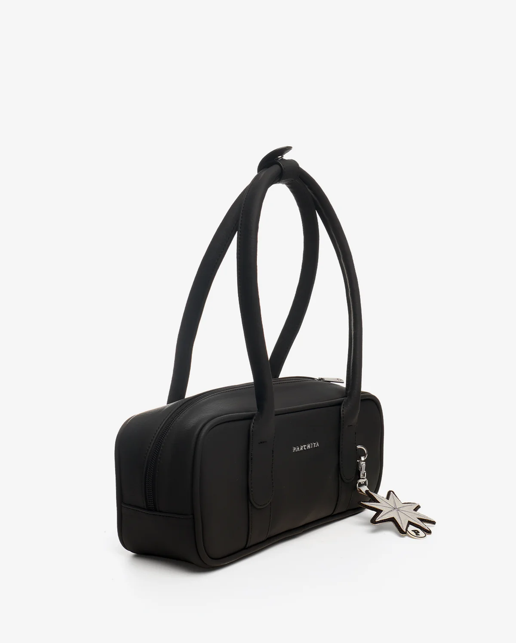 Cartera East West Negro - vista lateral con asas tubulares y colgante estrella