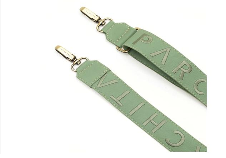 Strap Parchita PVC Verde Salvia - letras PARCHITA en relieve tonal con herrajes dorados