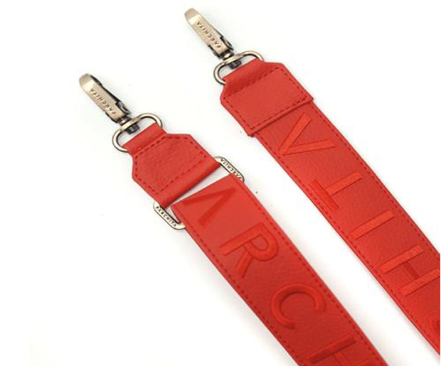 Strap Parchita PVC Rojo - letras PARCHITA en relieve tonal con herrajes plateados