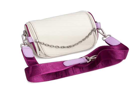 Bandolera Ada Ivory x Mora - vista frontal con cadena plateada y correa ancha fucsia PARCHITA