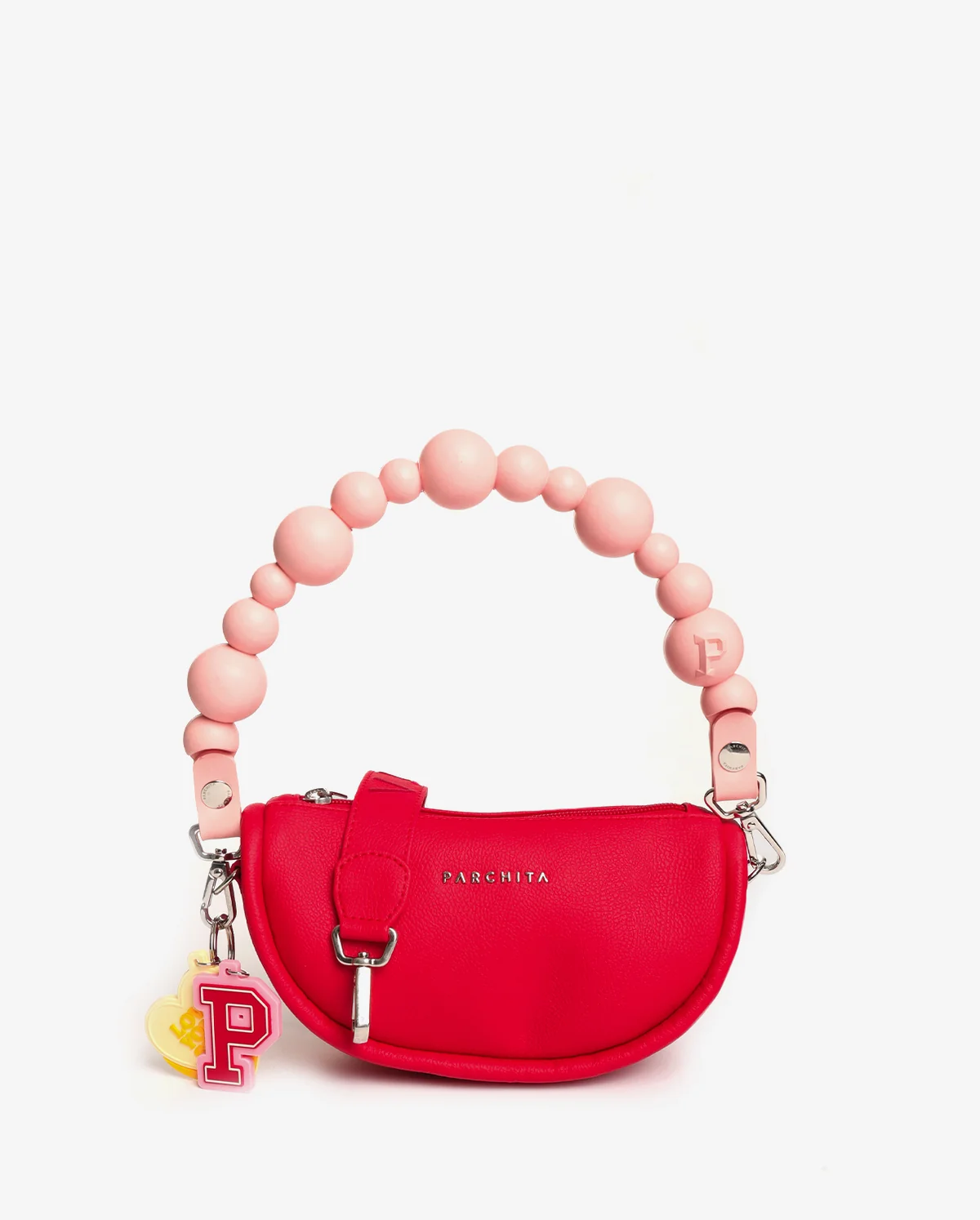 Bolso Lumina Rojo - vista frontal con asa de perlas rosadas y colgantes P universitaria y corazón Love Yourself
