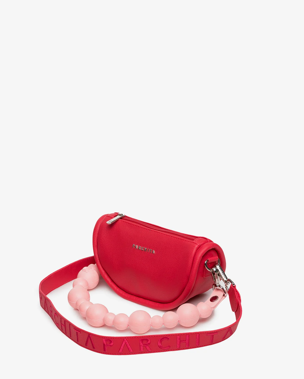 Bolso Lumina Rojo - vista lateral con correa PARCHITA en relieve rojo y asa de perlas rosadas