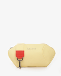 James Crossbody Amarillo Limón - vista frontal con firma PARCHITA grabada y detalle rojo