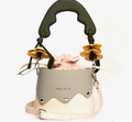 Handbag Herbarium - asa ondulada verde oscuro con flores amarillas e interior fruncido rosa