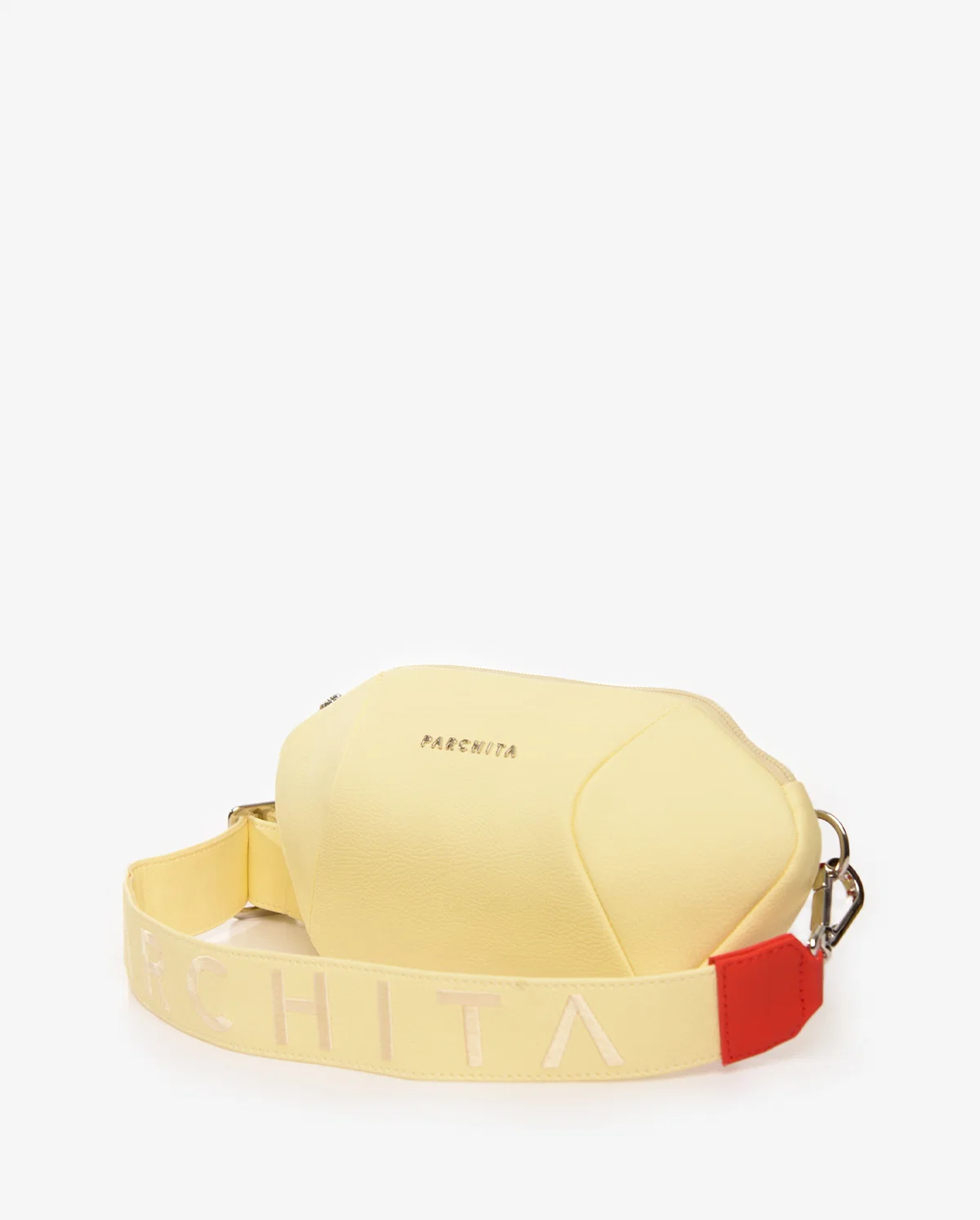 James Crossbody Amarillo Limón - vista lateral con correa PARCHITA tonal en relieve y detalle rojo