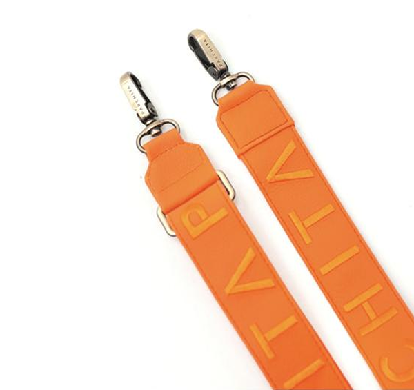 Strap Parchita PVC Naranja - letras PARCHITA en relieve tonal con herrajes plateados