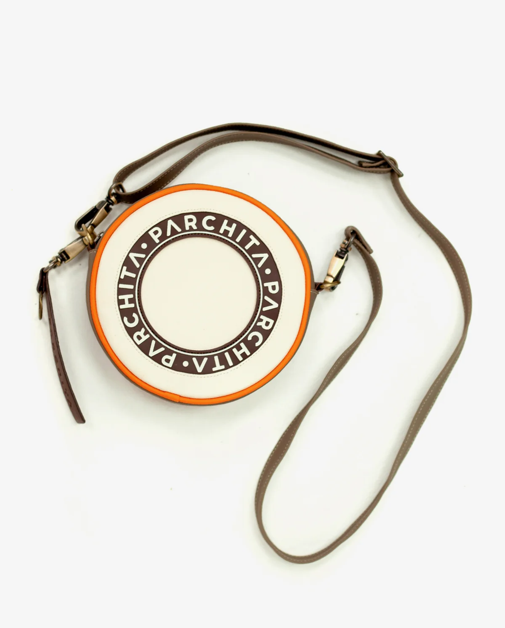 Bandolera Disco Ivory x Taupe - vista superior con correa taupe y colgante PARCHITA marrón