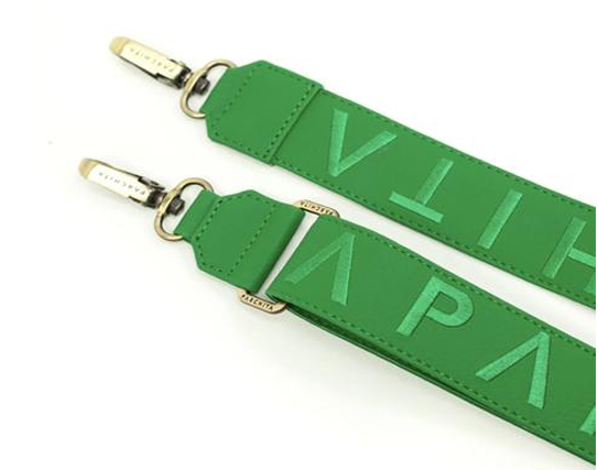 Strap Parchita PVC Verde Esmeralda - letras PARCHITA en relieve tonal con herrajes plateados