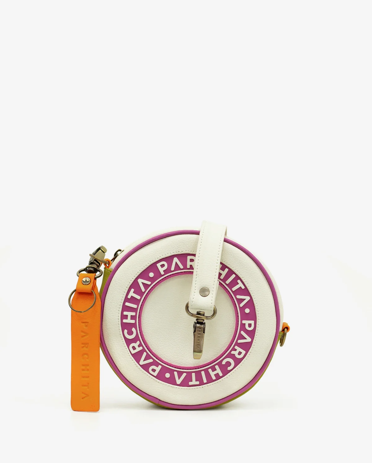 Bandolera Disco Ivory x Fucsia - vista frontal con logo PARCHITA circular en fucsia y colgante naranja