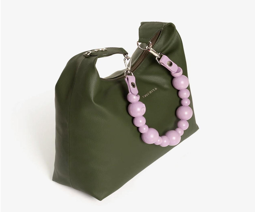 Lola Shoulder Bag Verde Olivo - vista lateral con asa de perlas lila y firma PARCHITA